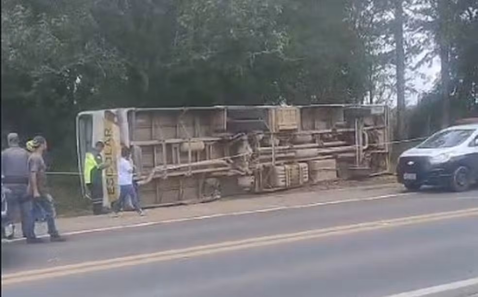 ônibus tombado embu