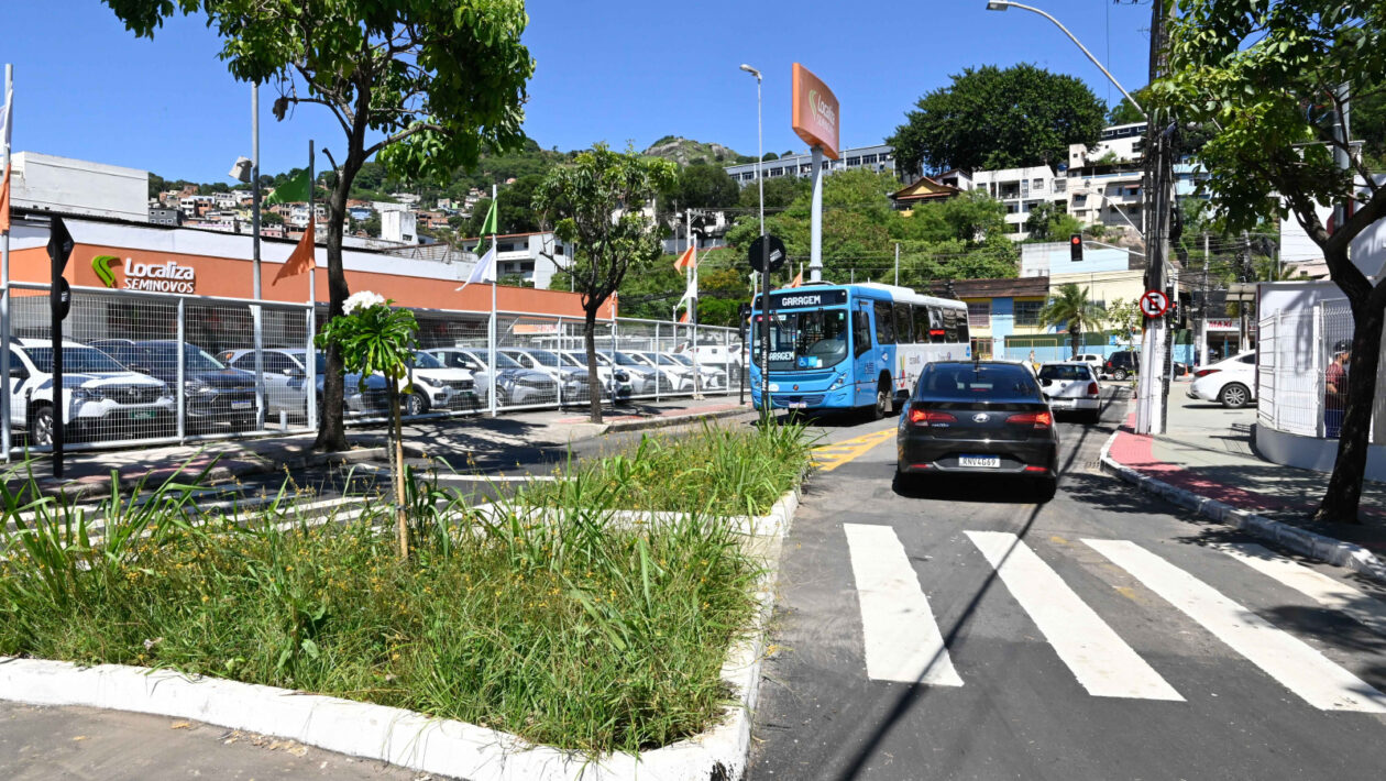 Nova rotatória no cruzamento da avenida Vitória com a rua Hermes Curry Carneiro