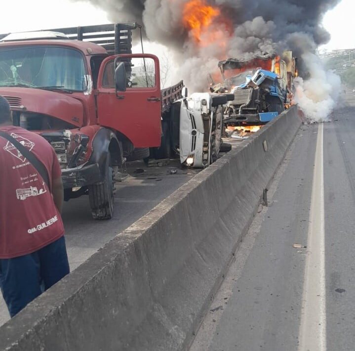 veículos fogo Contorno de Vitória